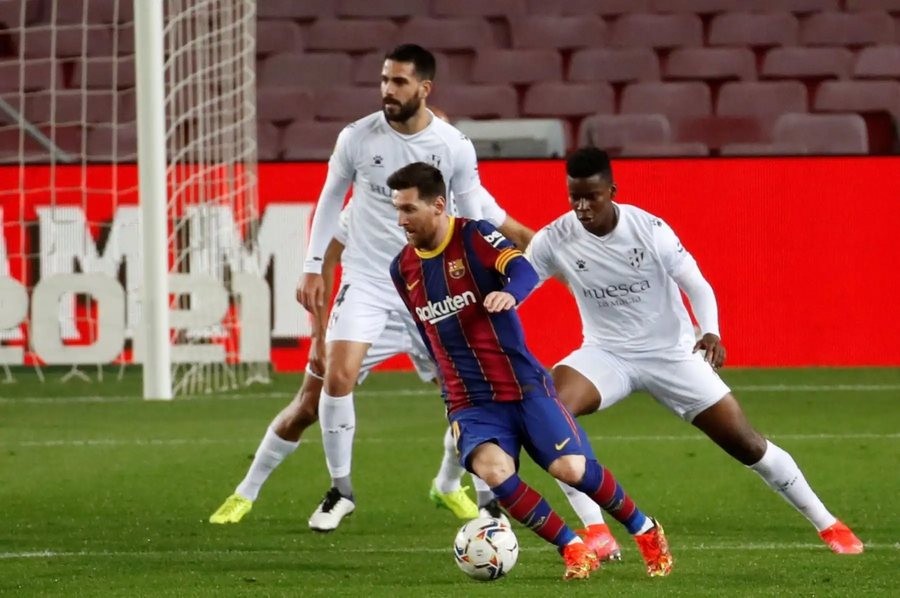 El delantero argentino del Barcelona, ​​Lionel Messi, pelea un balón con el centrocampista marfileño del Huesca, Idrissa Doumbia, durante el partido de LaLiga que se disputa, en el Camp Nou. Foto: EFE