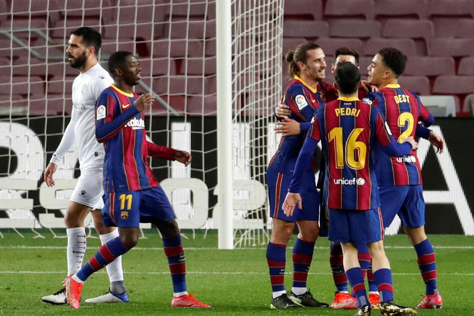 El delantero francés del Barcelona, ​​Antoine Griezmann, celebra el segundo gol de su equipo ante el Huesca durante el partido de LaLiga que se disputa este lunes en el Camp Nou. Foto: EFE