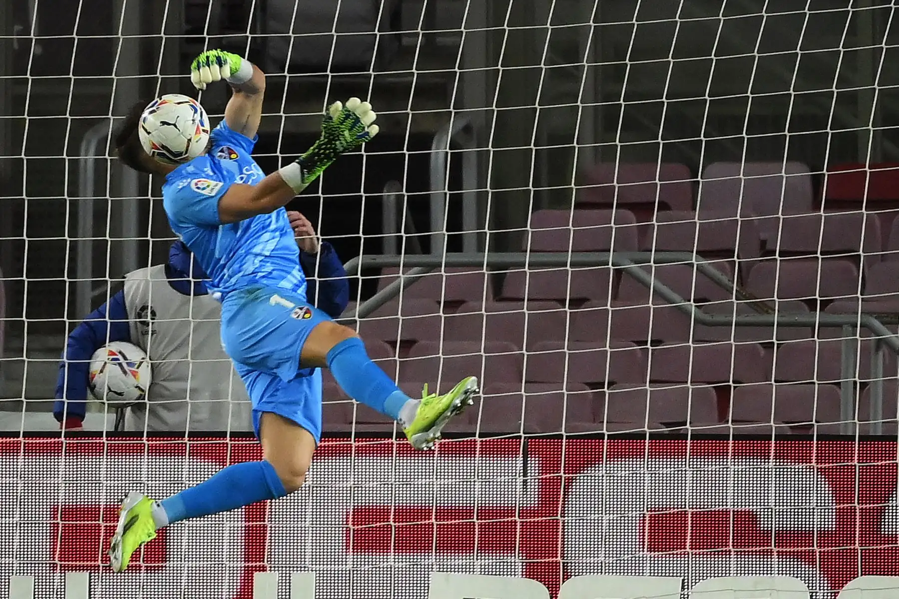 El portero español del Huesca, Álvaro Fernández, detiene el balón durante el partido de fútbol de la Liga española. Foto: AFP