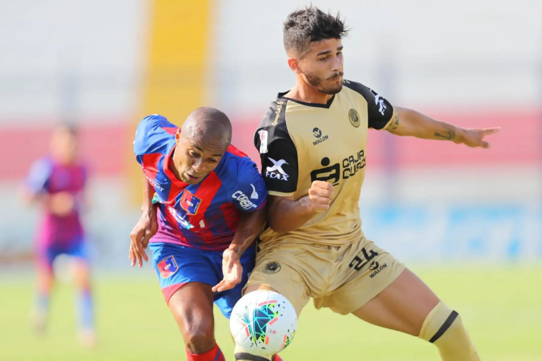 G. Rizzo de Cusco FC se enfrenta ante la marca de su rival de Alianza Universidad, en el estadio Iván Elías Moreno. Foto: Liga 1