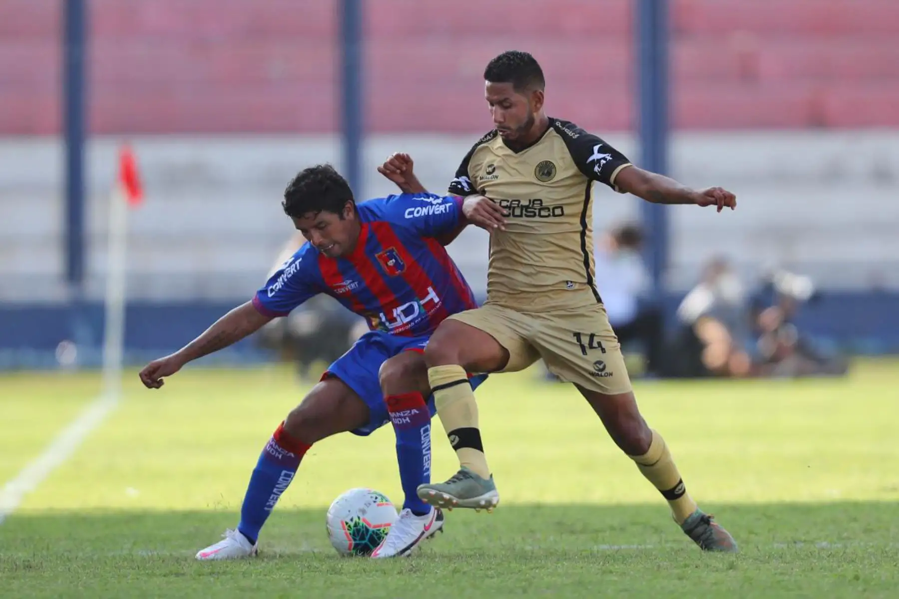 Reimond Manco de Alianza Universidad se enfrenta a E. Aubert de Cusco FC durante partido por la primera fecha de la Liga 1, en el estadio Iván Elías Moreno. Foto: Liga 1