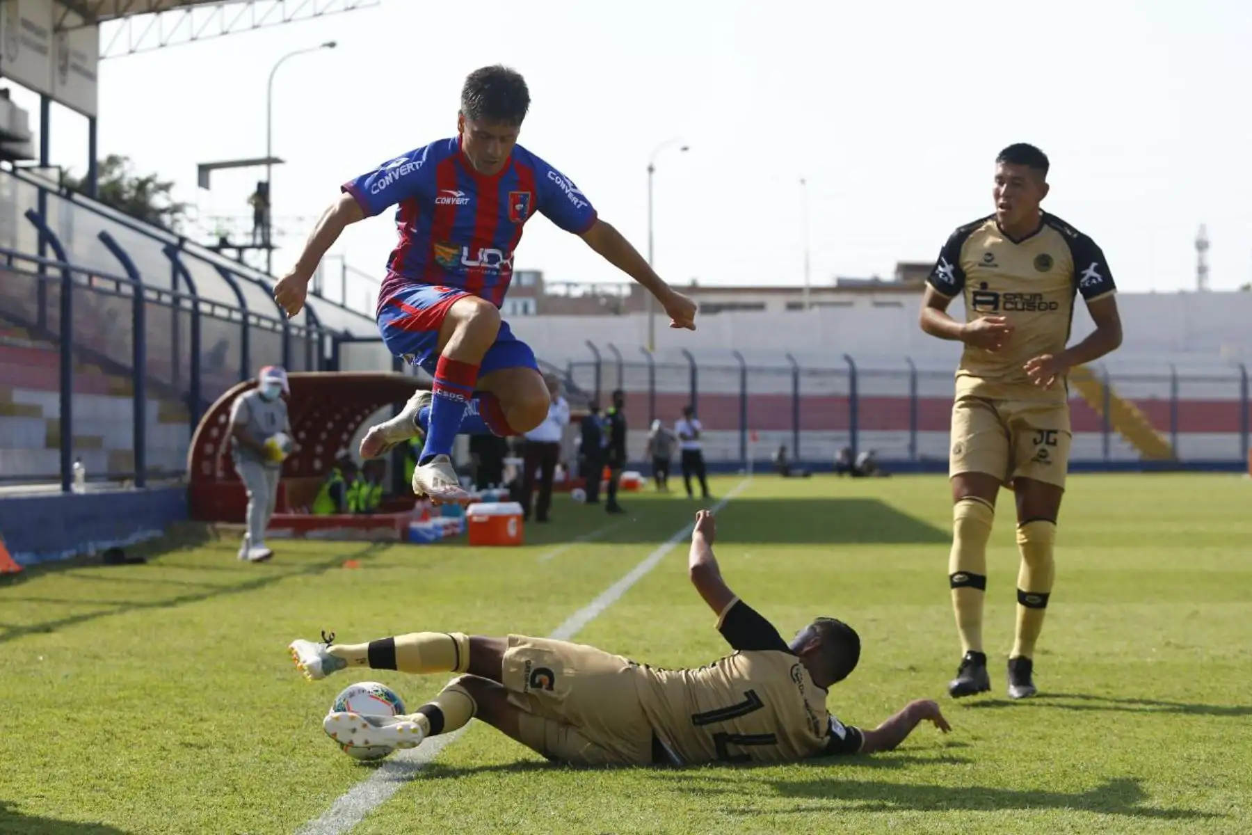 E. Aubert de Cusco FC intenta robar el balón a su rival de Alianza Universidad durante partido por la primera fecha de la Liga 1, en el estadio Iván Elías Moreno. Foto: Liga 1