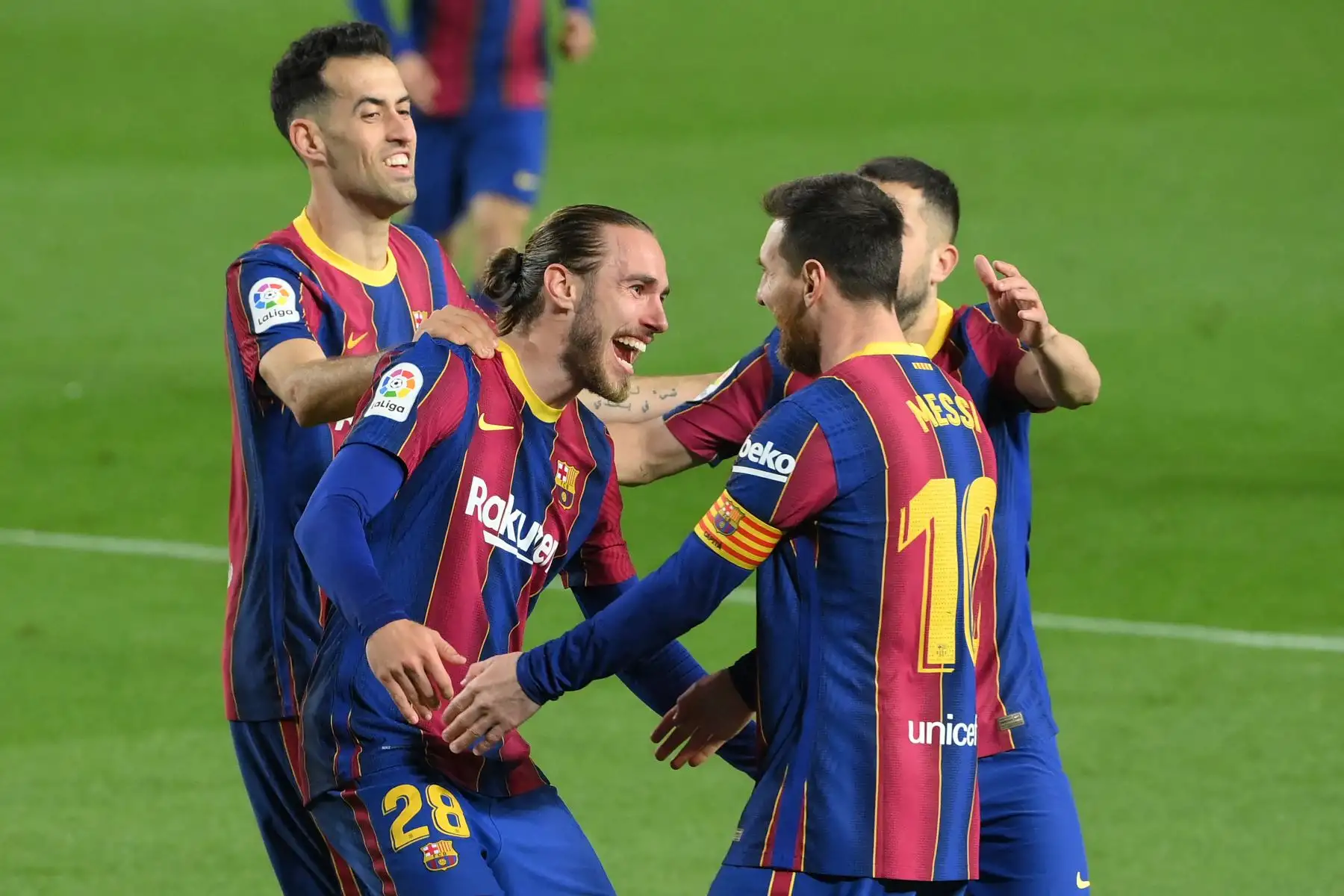 El defensor español del Barcelona Oscar Mingueza celebra con el centrocampista español del Barcelona Sergio Busquets y el delantero argentino del Barcelona Lionel Messi tras marcar un gol ante el Huesca por la Liga, en el Camp Nou. Foto: Liga 1