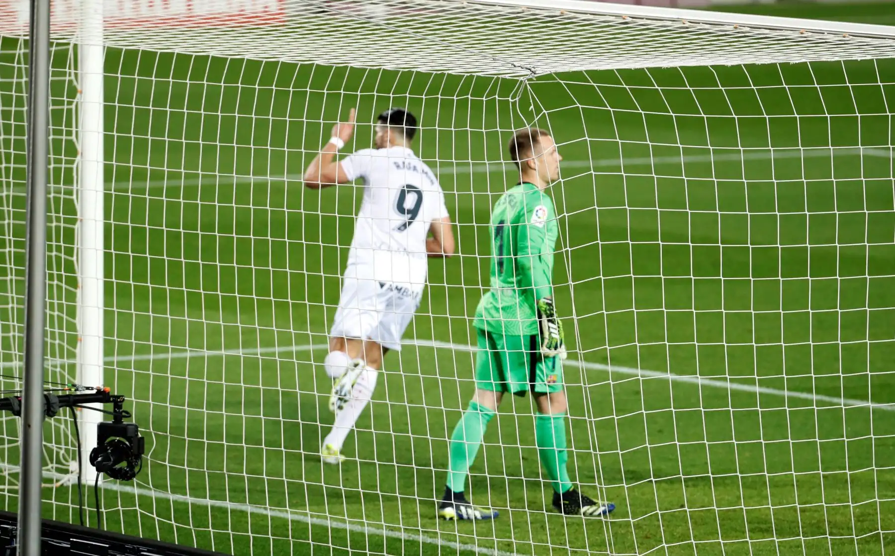 El delantero de la SD Huesca Rafa Mir celebra tras marcar de penalti el primer gol de su equipo ante el FC Barcelona, ​en el Camp Nou. Foto: EFE