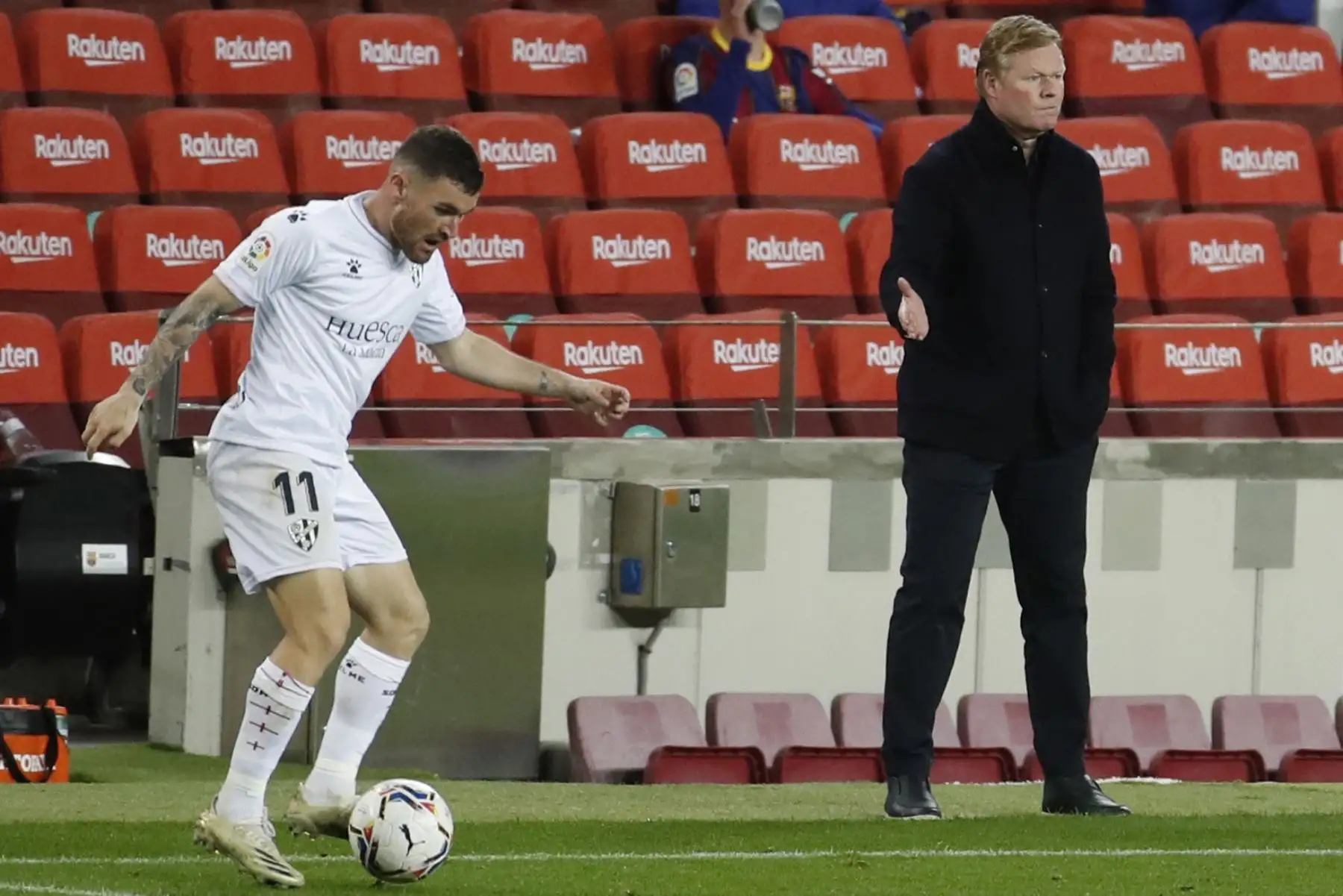 El DT del FC Barcelona Ronald Koeman durante el partido el Huesca por la Liga, en el Camp Nou. Foto: EFE