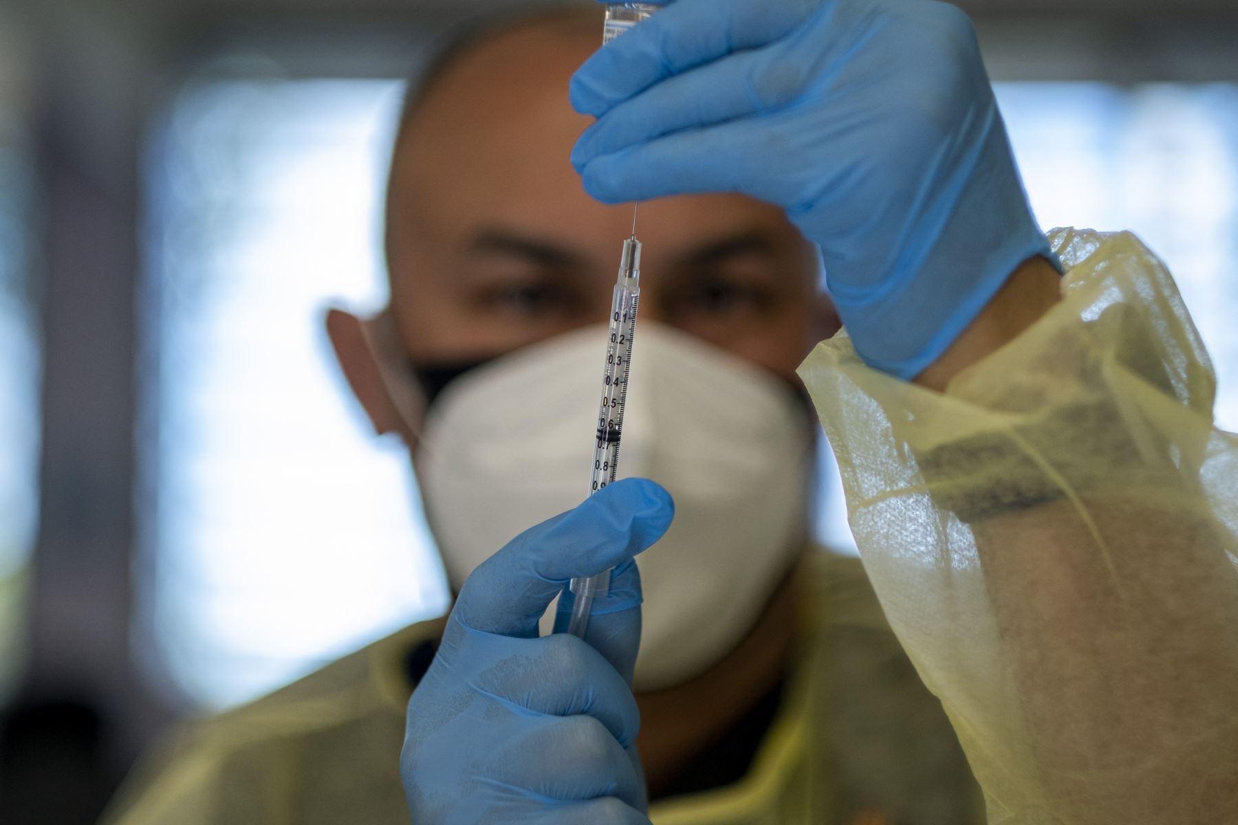Con la compra anunciada este lunes, Brasil tiene encargadas unas 562 millones de dosis de vacunas que deben ser entregadas hasta fin de año. Foto: AFP
