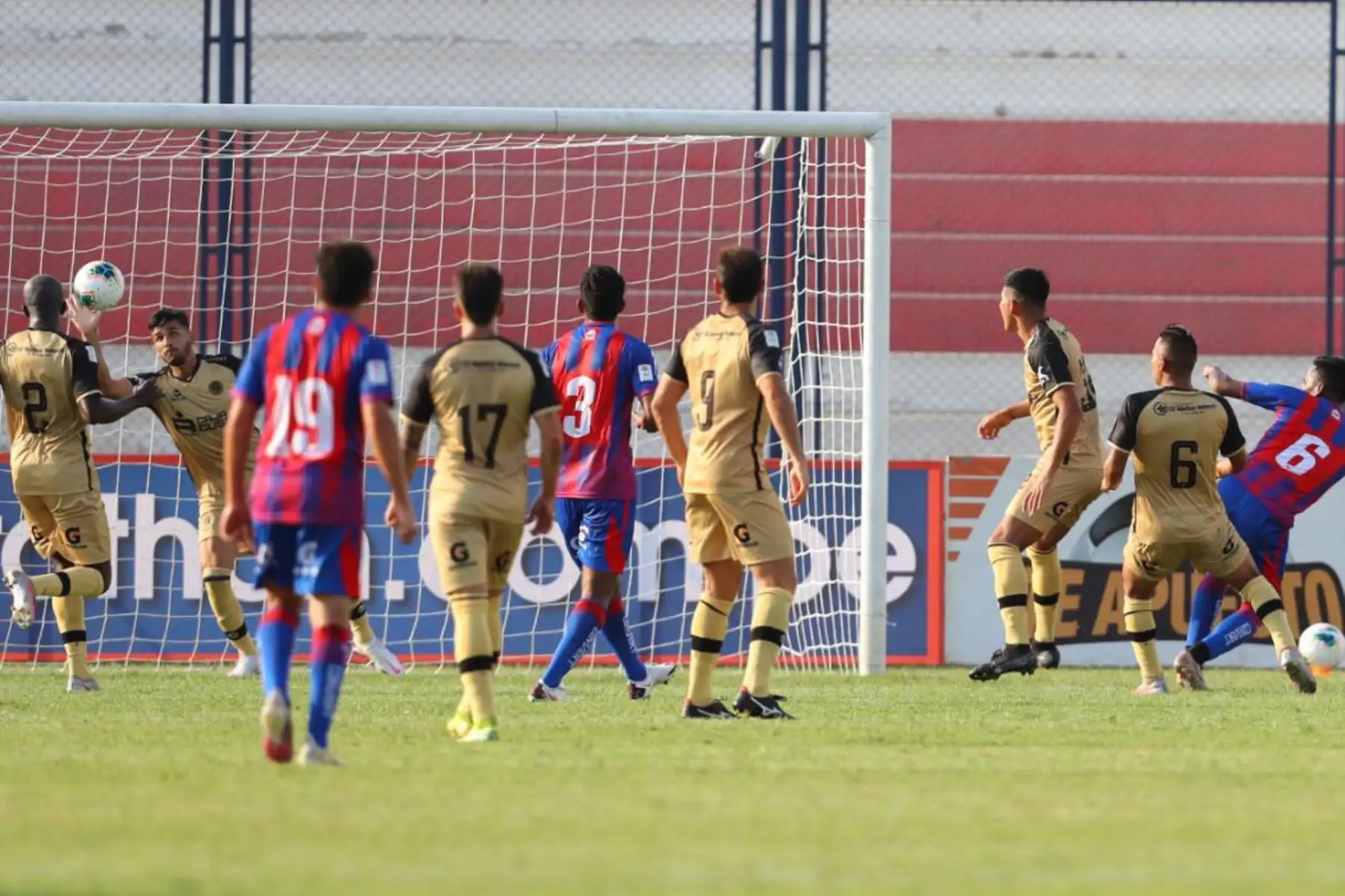 Carlos Neumann de Alianza Universidad celebra su gol ante Cusco FC  por la Liga 1, en el estadio Iván Elías Moreno. 
Foto: Liga 1