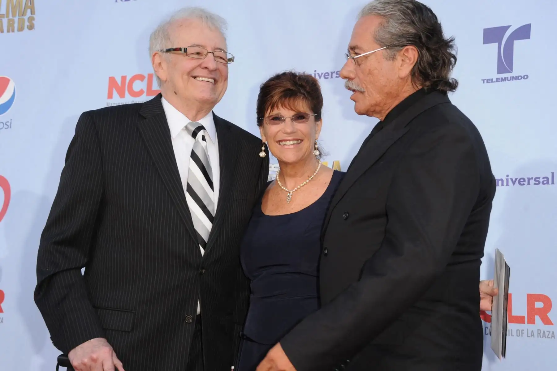 Homenajeado Henry Darrow, esposa Lauren Darrow y Edward James Olmos llegan a los Premios NCLR ALMA 2012 en Pasadena Civic Auditorium el 16 de septiembre de 2012 en Pasadena, California. 
Foto: AFP