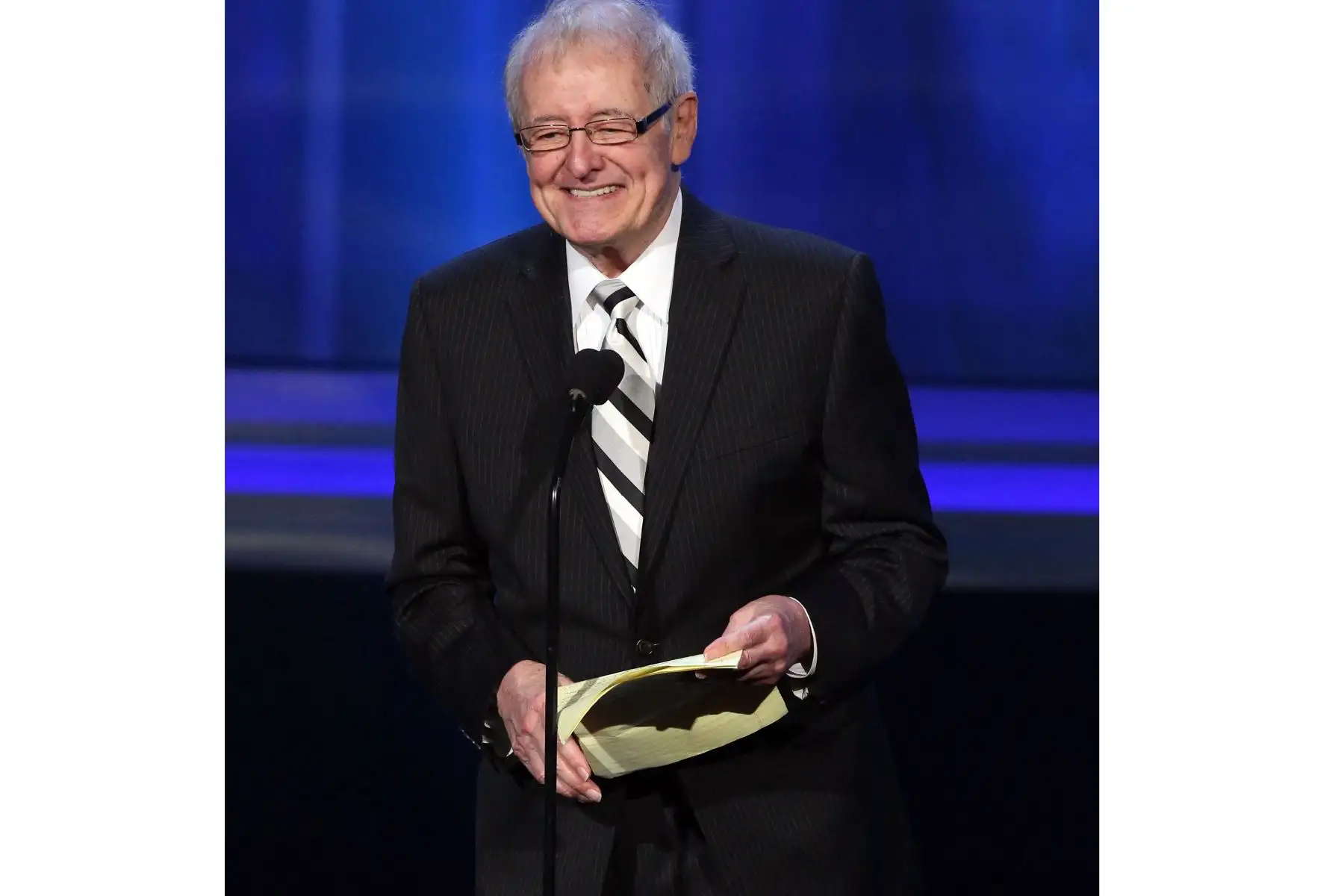 El actor Henry Darrow acepta el premio Ricardo Montalbán a la trayectoria en el escenario del Pre-Show de los Premios NCLR ALMA 2012 en el Pasadena Civic Auditorium el 16 de septiembre de 2012 en Pasadena, California. 
Foto: AFP