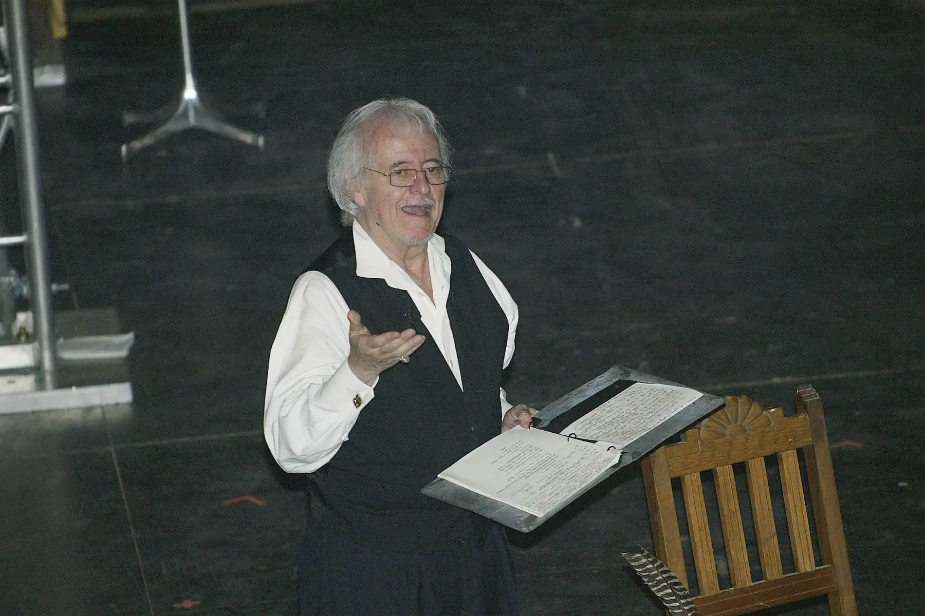 El actor Henry Darrow participa durante la inauguración de la gala del Teatro Ricardo Montalbán el 8 de mayo de 2004 en Hollywood, California. 
Foto: AFP