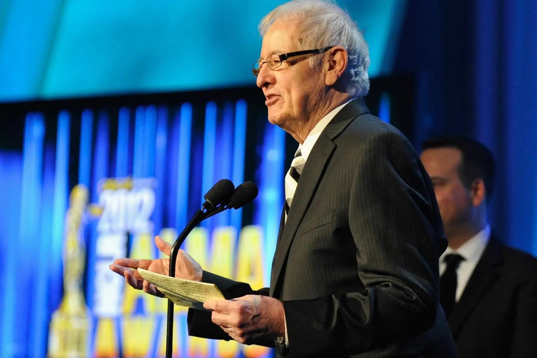 l actor Henry Darrow acepta el premio Ricardo Montalbán a la trayectoria en el escenario en el Pre-Show de los Premios NCLR ALMA 2012 en el Pasadena Civic Auditorium el 16 de septiembre de 2012 en Pasadena, California.
Foto: AFP