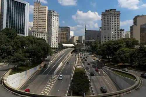 El recogimiento pareció cumplirse con obediencia, pero las aglomeraciones en el transporte público mancharon la jornada. Foto: AFP