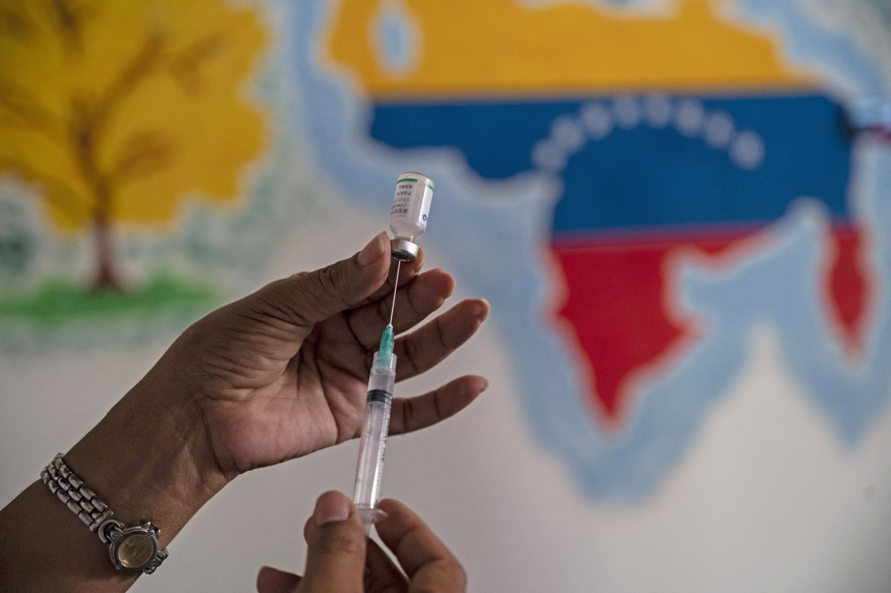"Venezuela no dará permiso a la vacuna AstraZeneca para ser utilizada en el proceso de inmunización de nuestra población en razón de las situaciones, las complicaciones, que se han presentado a quienes han sido vacunados". Foto: AFP