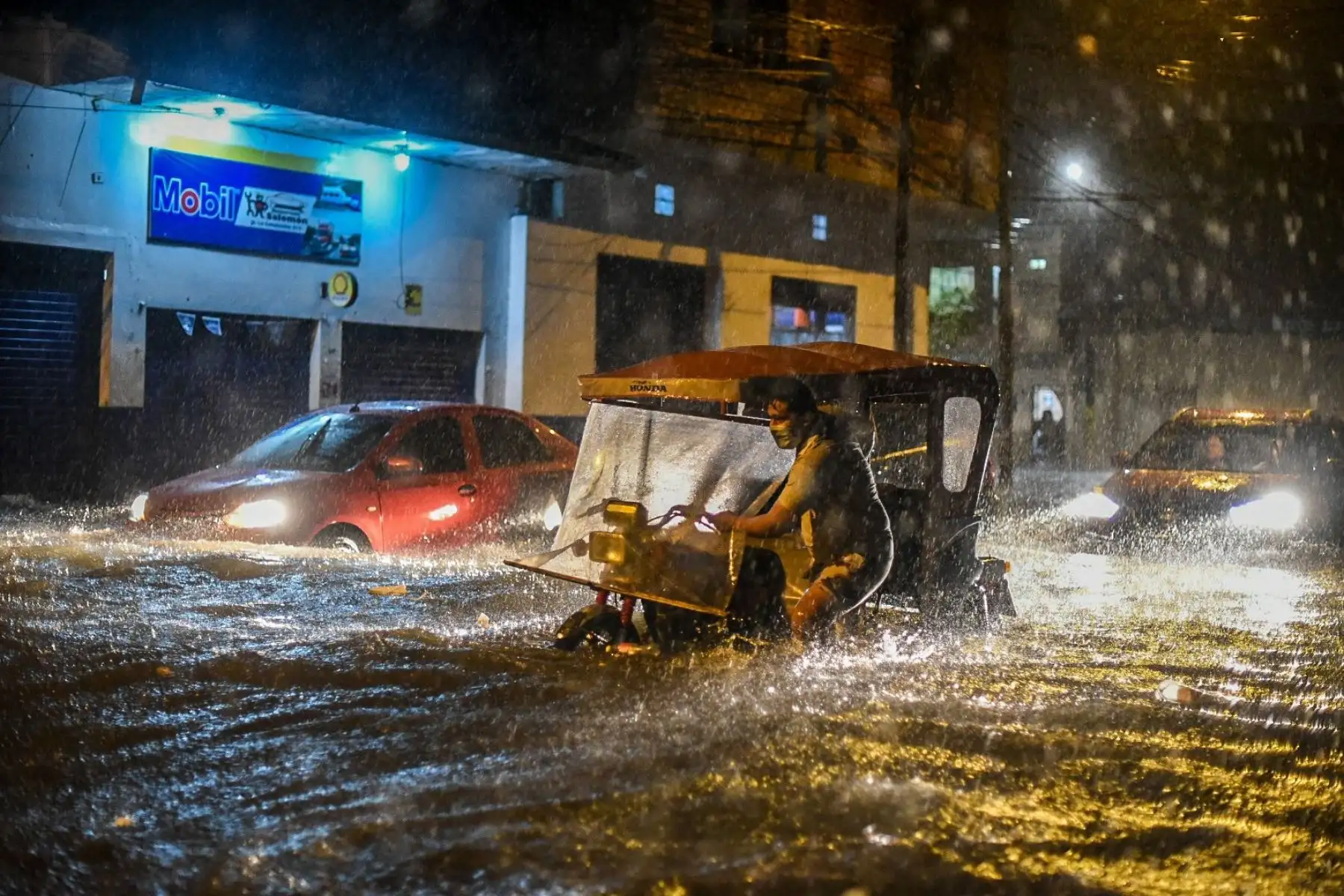 Lluvia torrencial causa daños en viviendas y calles de Iquitos. Foto: Junior Raborg.