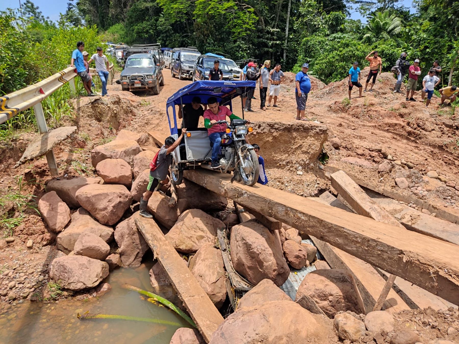 Carretera colapsa por caída de lluvias intensas y cuatro distritos de la provincia de San Martín quedan aislados.