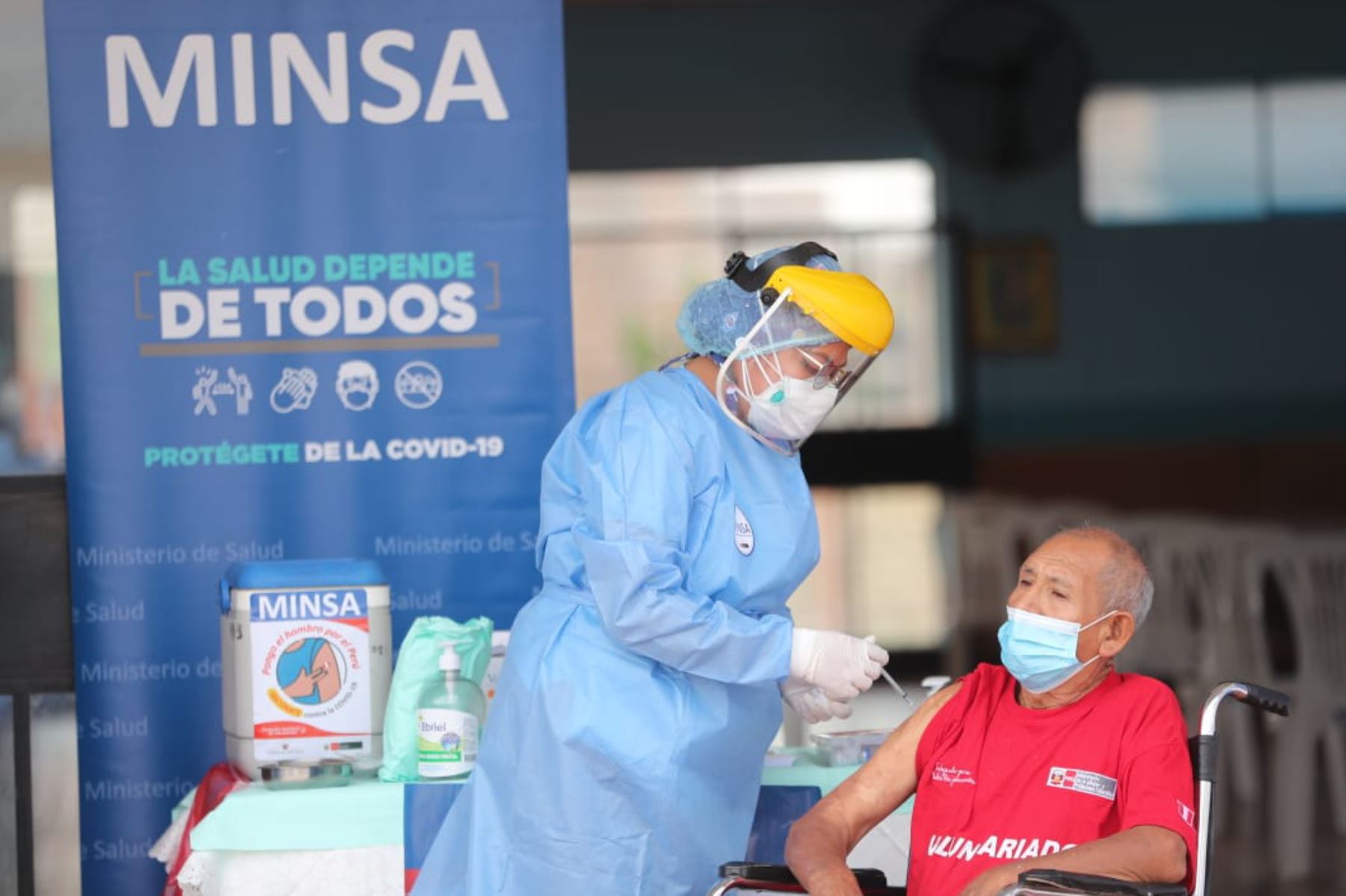 Ministro Ugarte adelanta que el jueves se iniciará vacunación a adultos mayores de 100 años de San Juan de Lurigancho. Foto: ANDINA/difusión.