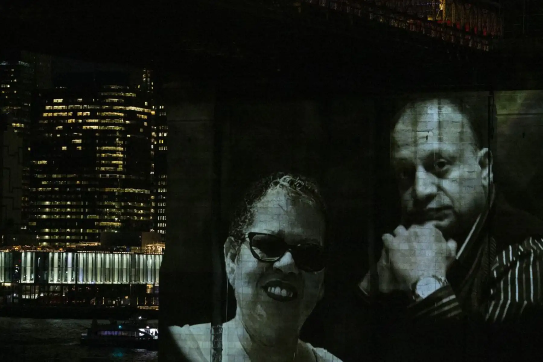 Las imágenes de las víctimas del covid-19 se proyectan sobre el puente de Brooklyn mientras la ciudad conmemora el Día del Recuerdo del covid-19 en Brooklyn, Nueva York. Foto: AFP