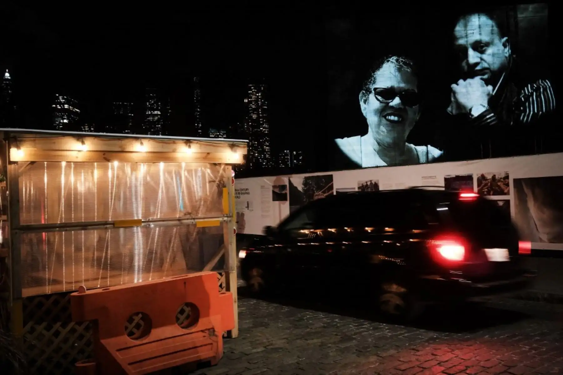 Las imágenes de las víctimas del covid-19 se proyectan sobre el puente de Brooklyn mientras la ciudad conmemora el Día del Recuerdo del covid-19 en Brooklyn, Nueva York. Foto: AFP