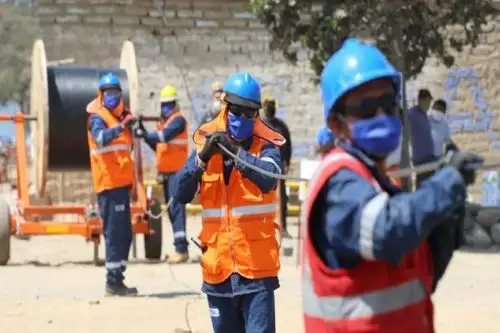 Hombres trabajando en despliegue de la Red Dorsal Nacional de Fibra Óptica. Cortesía  MTC.