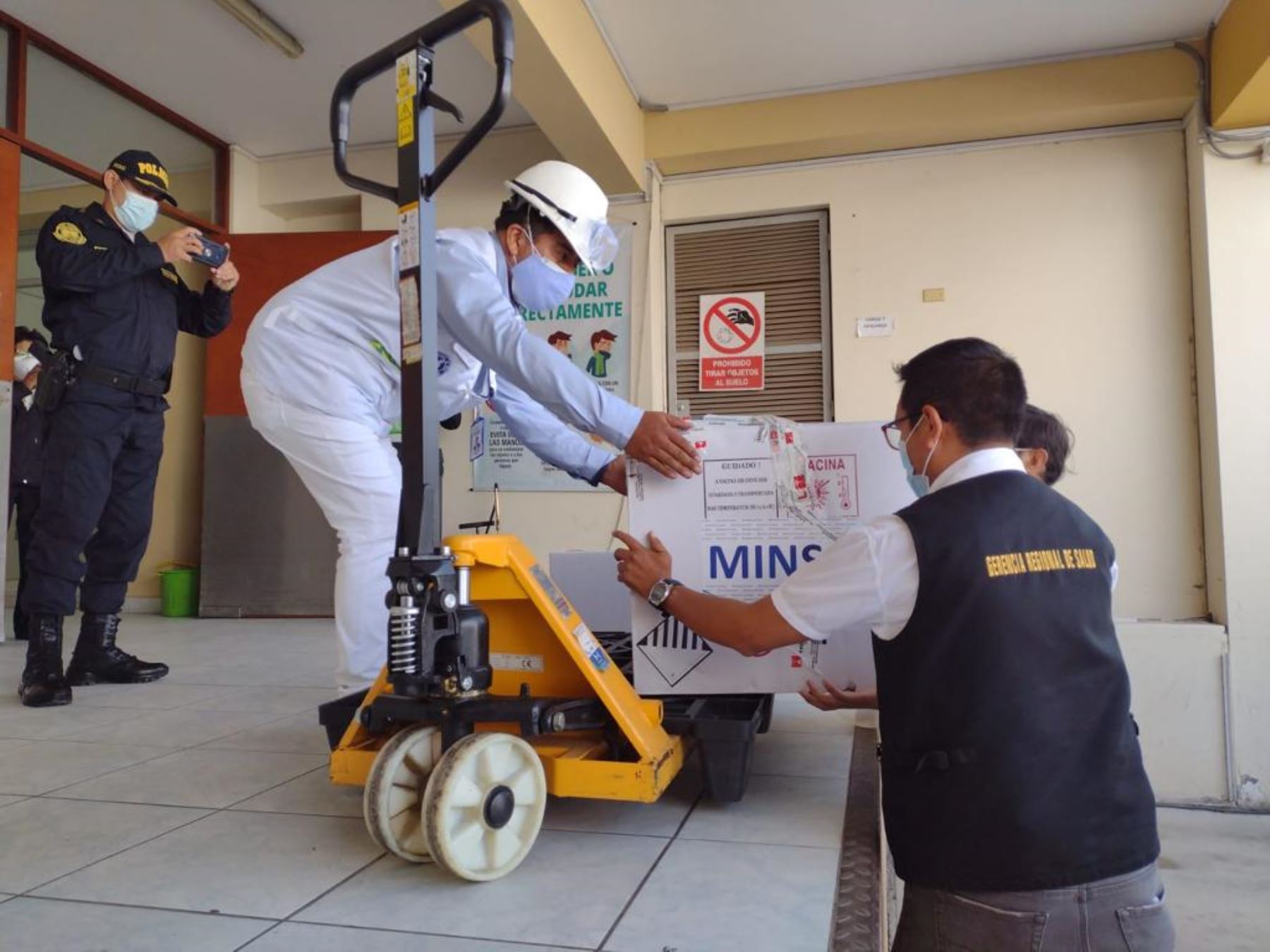 Arequipa recibió esta mañana lote con 9,360 vacunas de Pfizer y mañana se inicia proceso de inmunización de adultos mayores y miembros de la Policía Nacional.