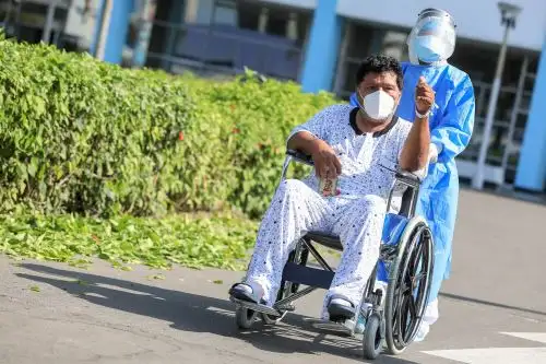 Pacientes de áreas de mayor complejidad que lograron librar la muerte fueron trasladados para concluir su recuperación. Foto: ANDINA/EsSalud