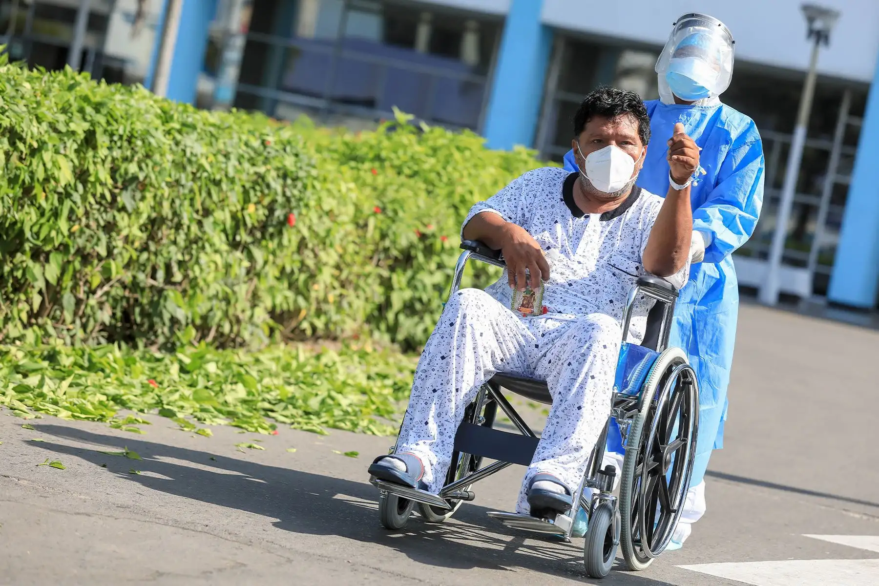 Pacientes de áreas de mayor complejidad que lograron librar la muerte fueron trasladados para concluir su recuperación. Foto: ANDINA/EsSalud