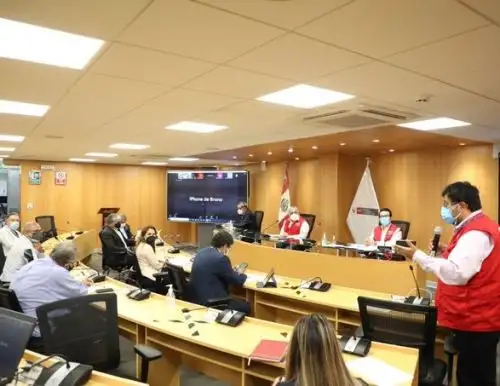 Representantes del Ejecutivo, encabezados por el ministro de Transportes y Comunicaciones, Eduardo González, dialogan con dirigentes de los gremios de transportistas.