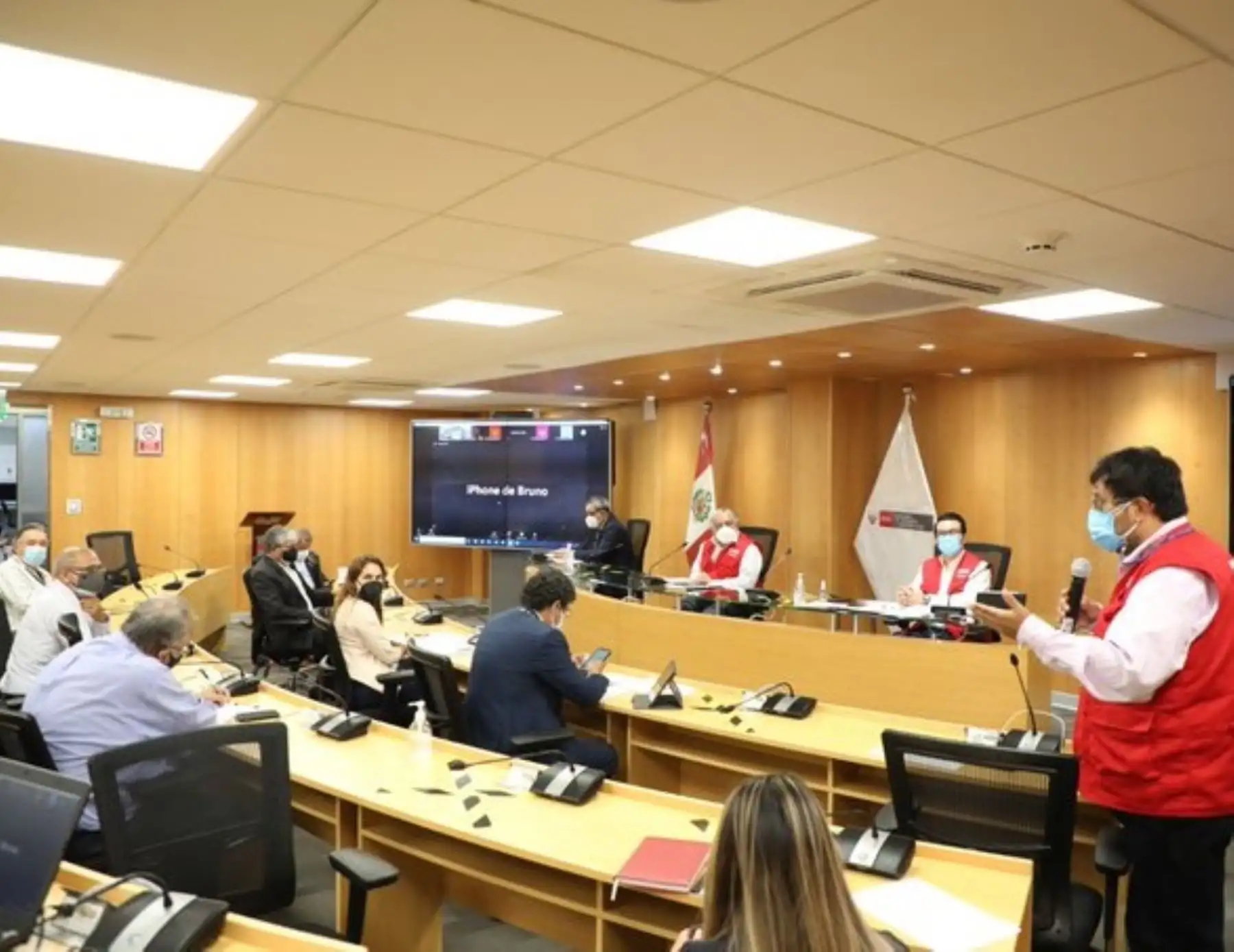 Representantes del Ejecutivo, encabezados por el ministro de Transportes y Comunicaciones, Eduardo González, dialogan con dirigentes de los gremios de transportistas.