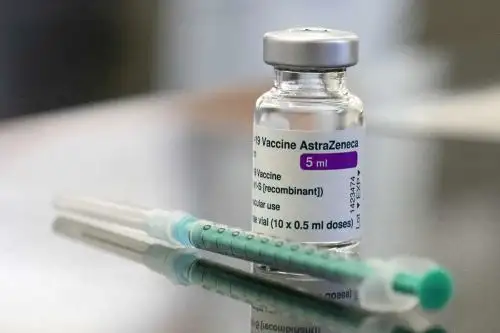 Alemania dio cuenta el lunes de 7 casos de trombosis venosa cerebral, entre más de 1.6 millones de inyecciones. Foto: AFP