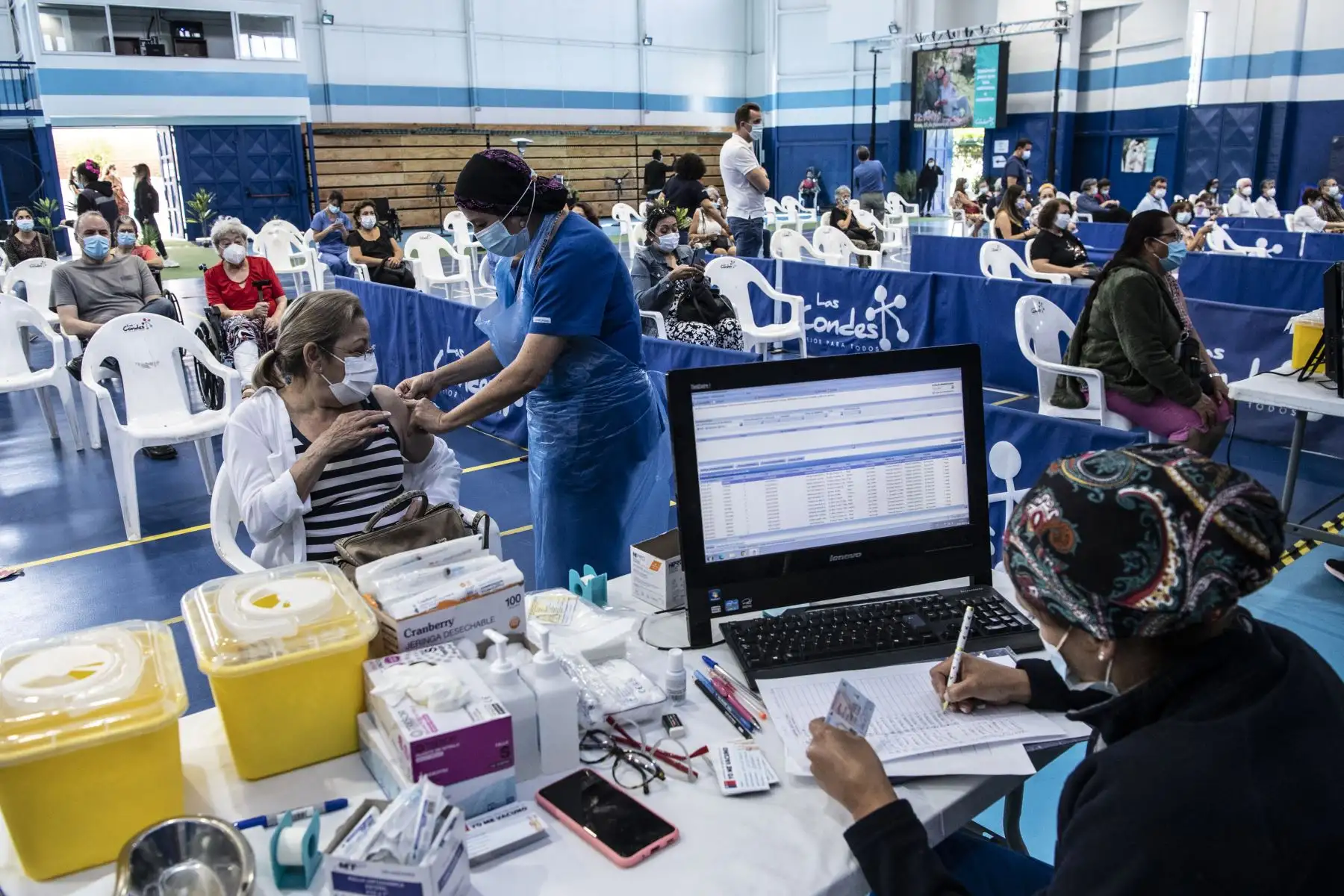 Este martes 2.139.079 personas ya estaban vacunadas contra el covid con ambas dosis, según el reporte del Ministerio de Salud. Foto: AFP