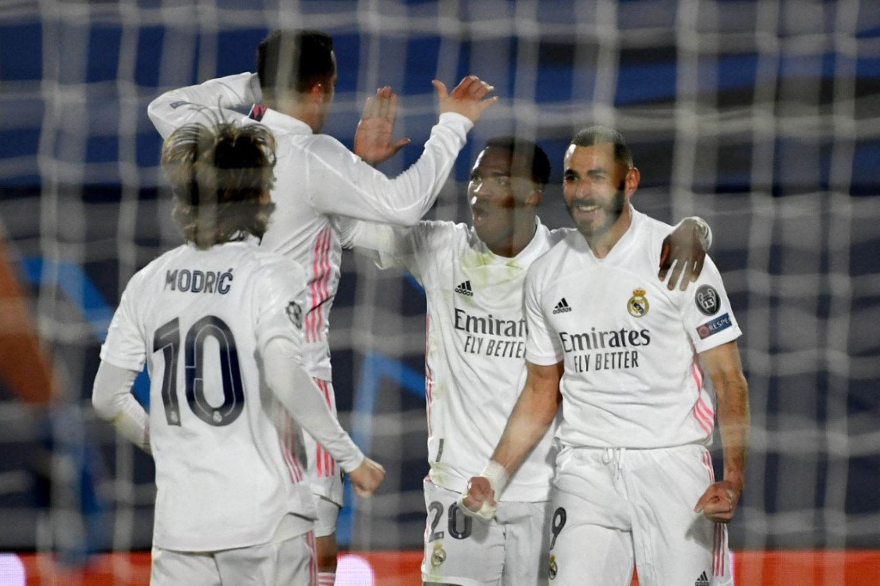 Karim Benzema anotó el gol que le permite al Real Madrid ir ganando 1-0 al Atalanta.