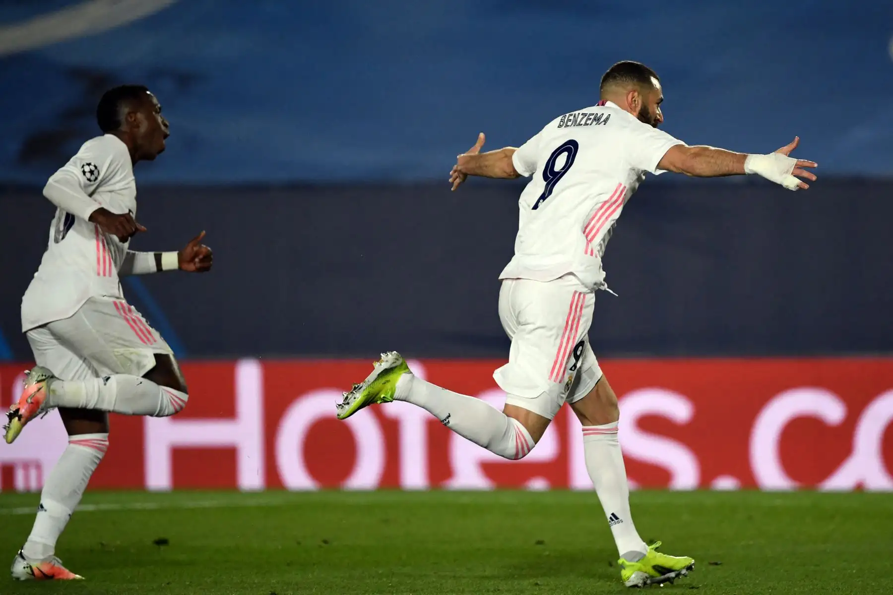 El delantero francés del Real Madrid Karim Benzema celebra su gol durante los octavos de final de la Liga de Campeones de la UEFA el segundo partido de fútbol entre el Real Madrid CF y el Atalanta.
Foto: AFP