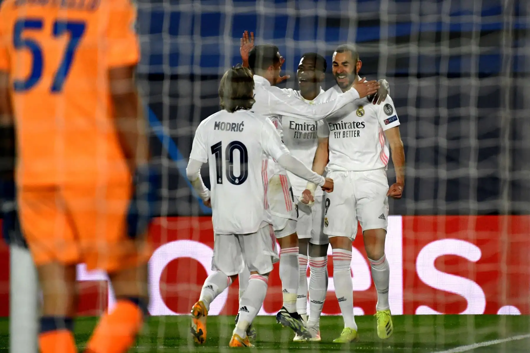 El delantero francés del Real Madrid Karim Benzema celebra su gol durante los octavos de final de la Liga de Campeones de la UEFA el segundo partido de fútbol entre el Real Madrid CF y el Atalanta.
Foto: AFP