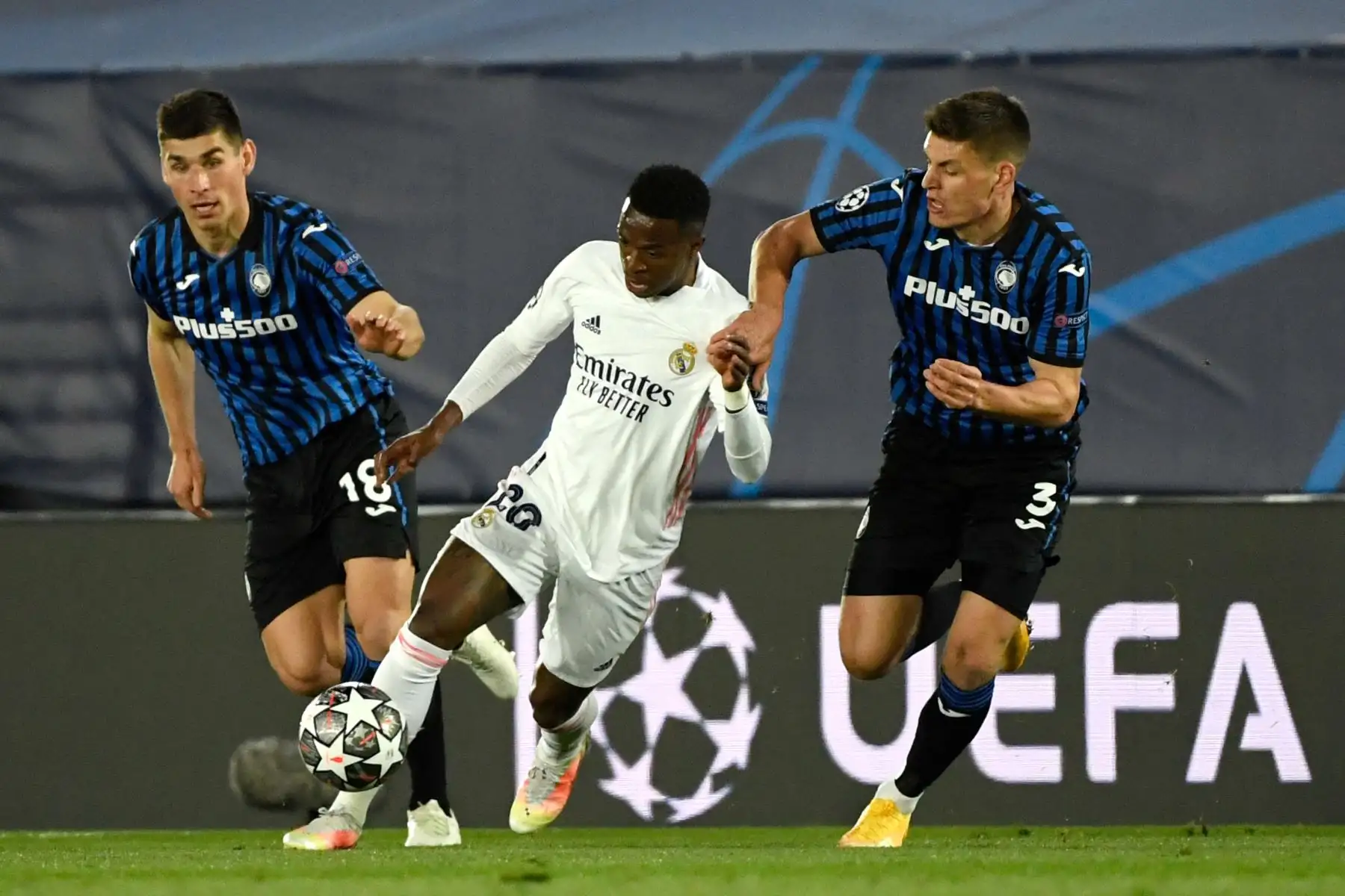 El delantero brasileño del Real Madrid Vinicius Junior  compite con el centrocampista ucraniano del Atalanta Ruslan Malinovskiy y el defensor danés del Atalanta Joakim Maehle durante los octavos de final de la Liga de Campeones de la UEFA el segundo partido de fútbol entre el Real Madrid CF y el Atalanta.
Foto: AFP