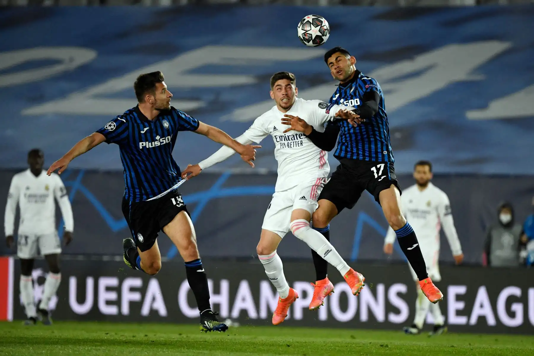 El defensor albanés del Atalanta Berat Djimsiti y el defensor argentino del Atalanta Cristian Romero compiten con el centrocampista uruguayo del Real Madrid Federico Valverde durante la ronda de la Liga de Campeones de la UEFA .
Foto: AFP