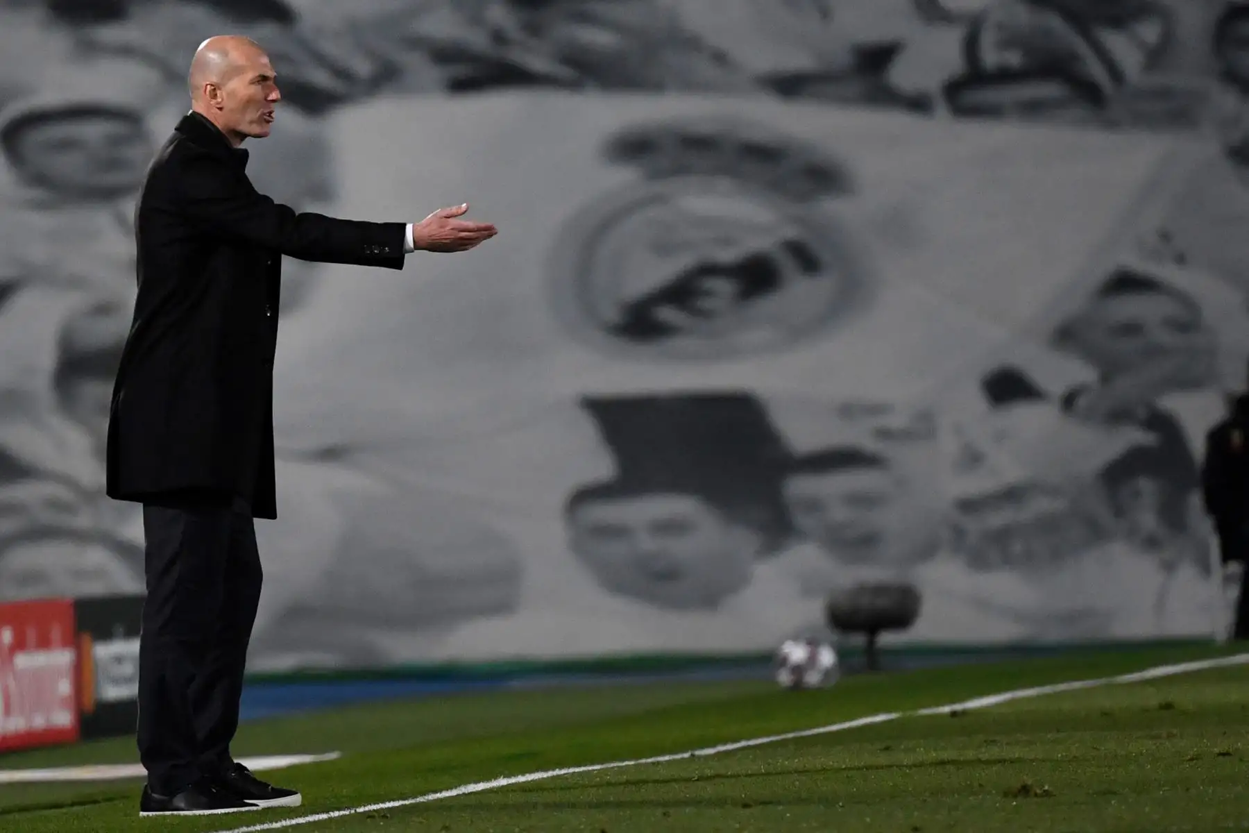 El técnico francés del Real Madrid Zinedine Zidane gesticula durante los octavos de final de la Liga de Campeones de la UEFA del partido de vuelta entre el Real Madrid CF y el Atalanta.
Foto: AFP