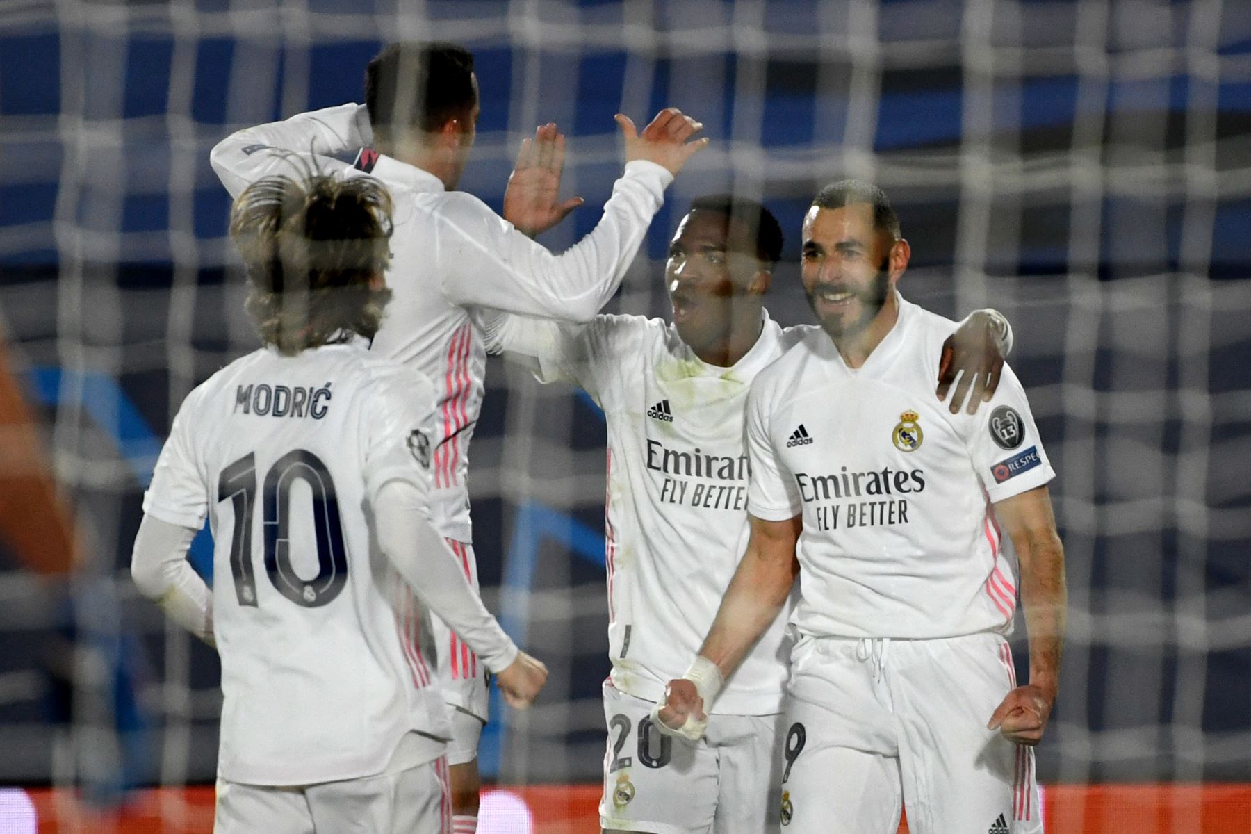 El delantero francés del Real Madrid, Karim Benzema , celebra su gol con sus compañeros de equipo durante los octavos de final de la Liga de Campeones de la UEFA el 15 de marzo entre el Real Madrid CF y el Atalanta.
Foto: AFP