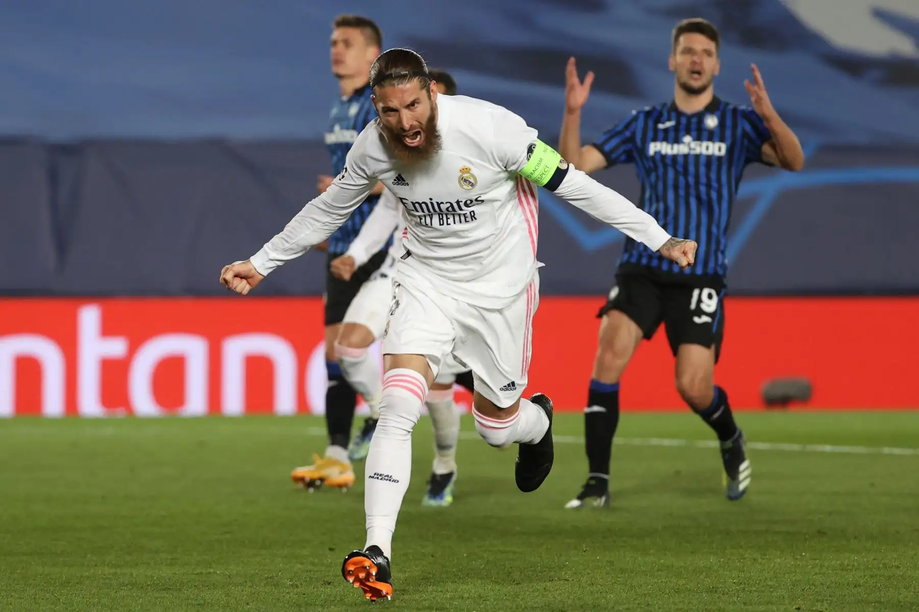 El defensa del Real Madrid Sergio Ramos celebra su gol, de penalti, segundo del equipo ante el Atalanta, durante el partido de vuelta de octavos de final de la Liga de Campeones.
Foto: EFE