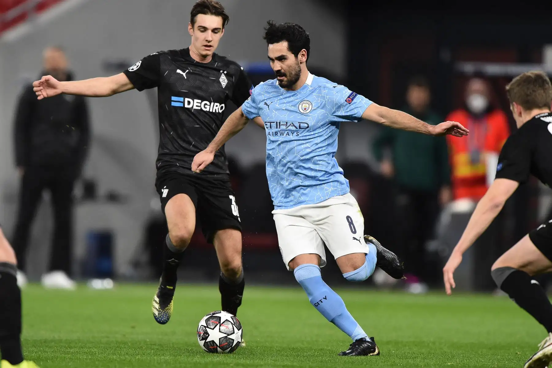 El centrocampista alemán del Borussia Moenchengladbach Florian Neuhaus compite con el centrocampista alemán del Manchester City Ilkay Gundogan durante la Liga de Campeones de la UEFA, octavos de final, partido de vuelta entre el Manchester City y el Borussia.
Foto: AFP
