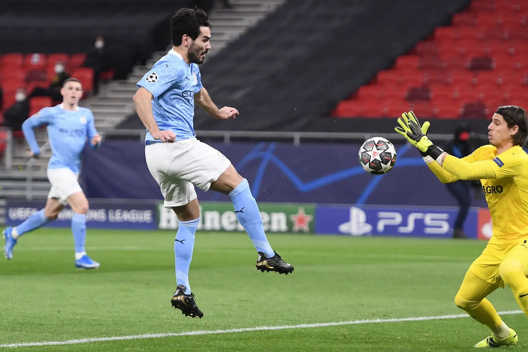 El guardameta suizo del Borussia Moenchengladbach Yann Sommer salva un disparo del centrocampista alemán del Manchester City Ilkay Gundogan durante la Liga de Campeones de la UEFA, octavos de final, partido de vuelta entre el Manchester City y el Borussia.
Foto: AFP