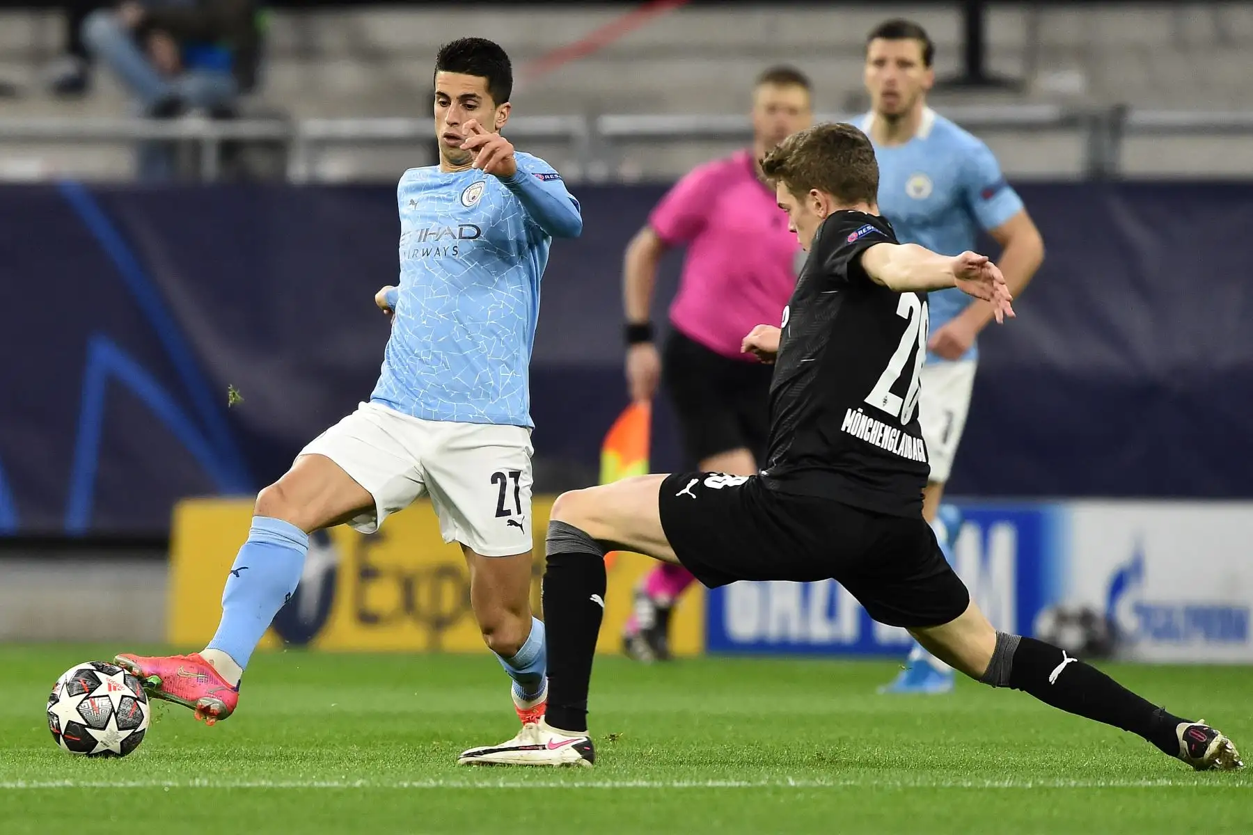 El defensor portugués del Manchester City Joao Cancelo  compite con el defensor alemán del Borussia Moenchengladbach Matthias Ginter durante la Liga de Campeones de la UEFA, octavos de final, partido de vuelta entre el Manchester City y el Borussia.
Foto: AFP