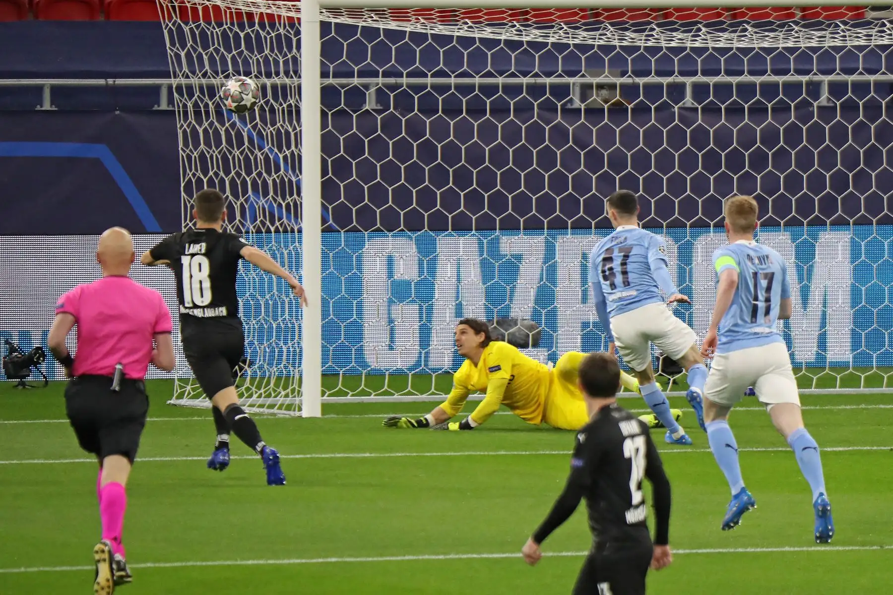 El guardameta suizo del Borussia  Yann Sommer salva un disparo del centrocampista inglés del Manchester City Phil Foden durante la Liga de Campeones de la UEFA, octavos de final, partido de vuelta entre el Manchester City y el Borussia.
Foto: AFP