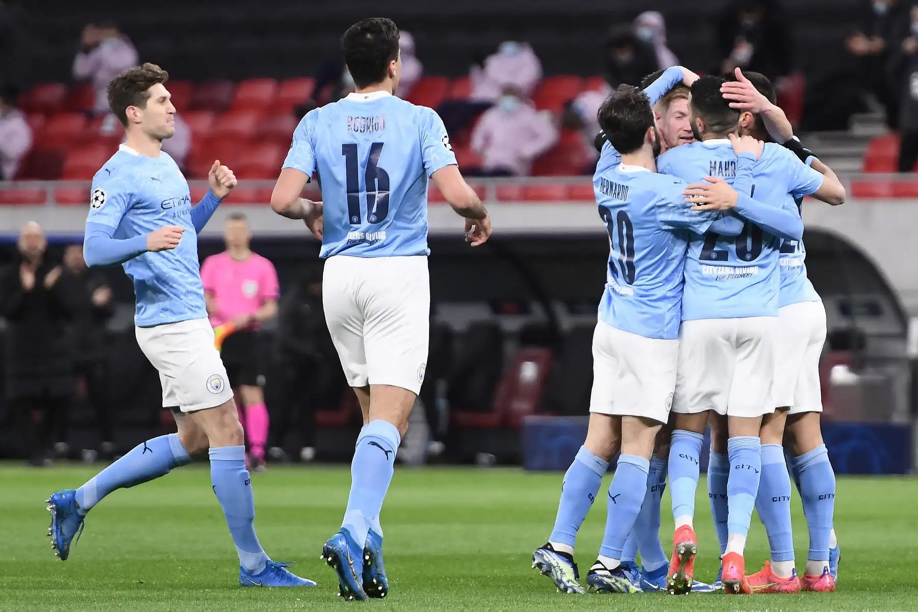 El centrocampista belga del Manchester City Kevin De Bruyne celebra el primer gol durante la UEFA Champions League, octavos de final, partido de vuelta entre el Manchester City y el Borussia.
Foto: AFP