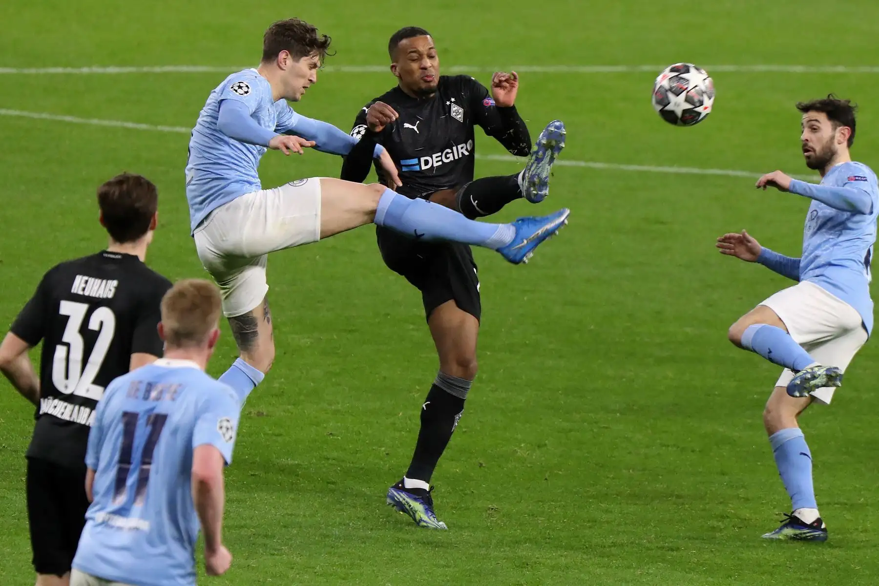 El delantero francés del Borussia Moenchengladbach Alassane Plea compite con el centrocampista portugués del Manchester City Bernardo Silva y el defensor inglés del Manchester City John Stones durante la UEFA Champions League.
Foto: AFP