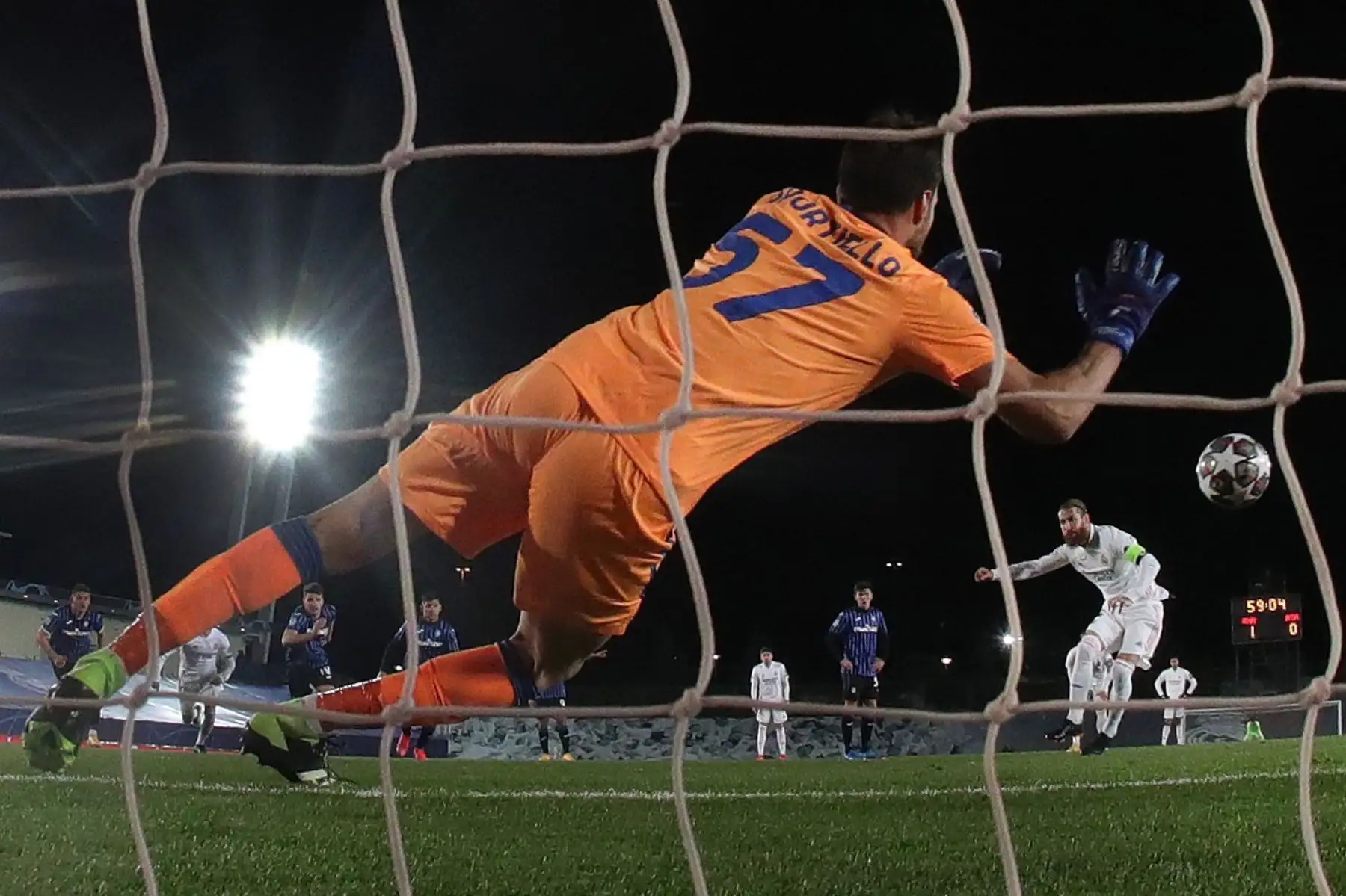 El guardameta del Atalanta, Marco Sportiello, intenta detener el balón ante el lanzamiento de penalti de Sergio Ramos que ha significado el segundo gol del equipo madridista durante el encuentro correspondiente a la vuelta de octavos de final de la Liga de Campeones.
Foto: AFP