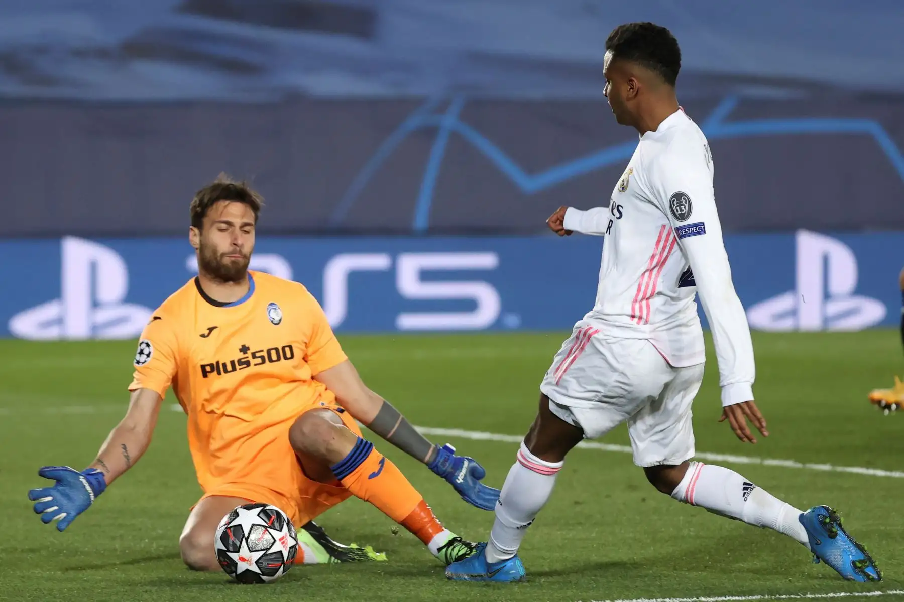 El delantero brasileño del Real Madrid Rodrygo Silva intenta superar a Marco Sportiello, portero del Atalanta, durante el partido de vuelta de octavos de final de la Liga de Campeones.
Foto: EFE