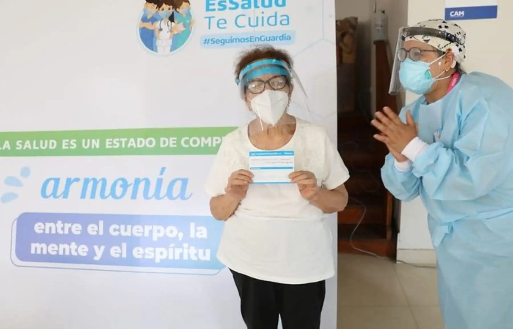 La presidenta ejecutiva de Essalud Fiorella Molinelli superviso  la marcha blanca de la jornada de vacunación de la primera dosis contra la covid-19, a nuestros adultos mayores de 85 años a más, en el  Auto Vacunatorio de la Explanada del Estadio Monumental. Foto. ANDINA/ Essalud