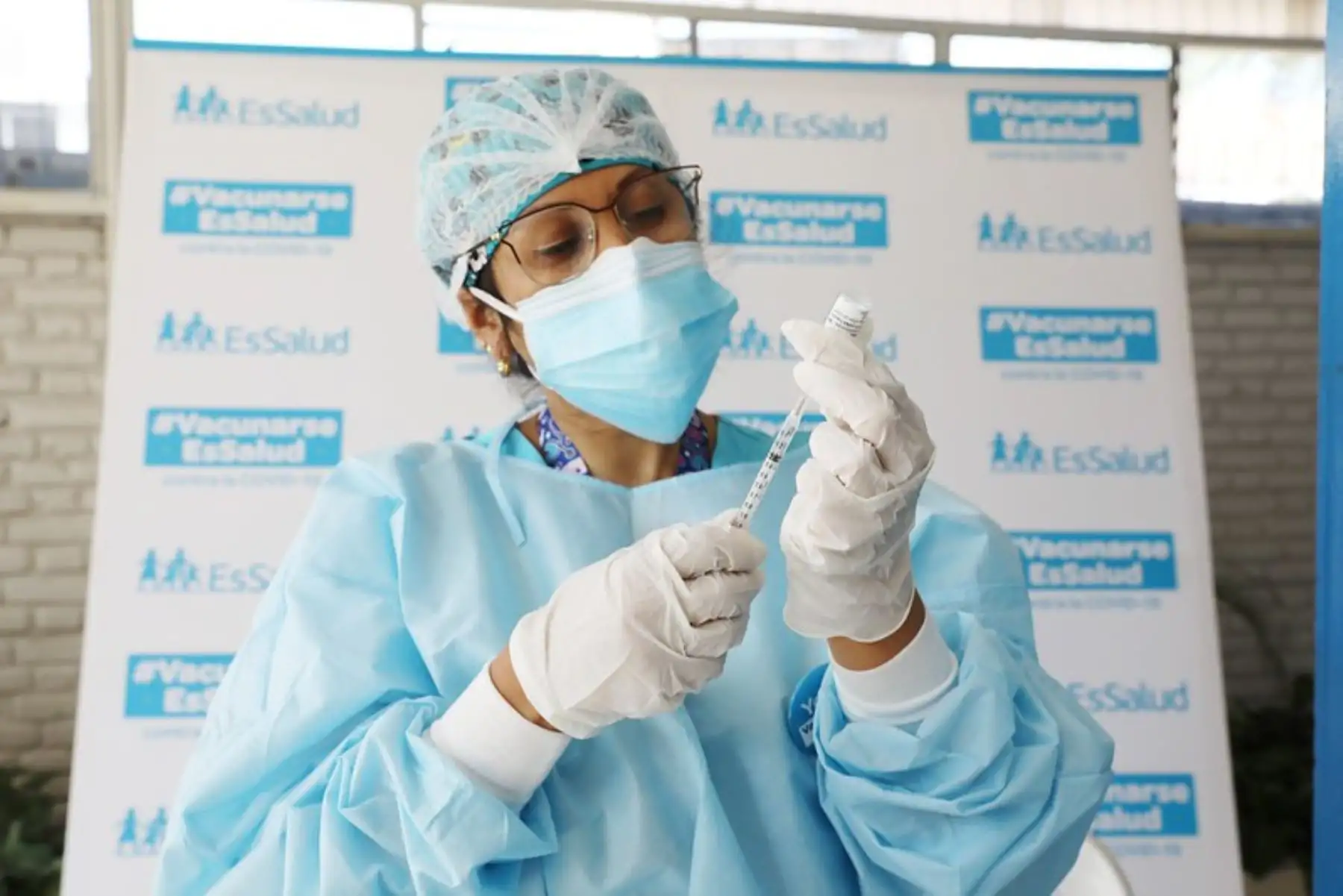 La presidenta ejecutiva de Essalud Fiorella Molinelli superviso  la marcha blanca de la jornada de vacunación de la primera dosis contra la covid-19, a nuestros adultos mayores de 85 años a más, en el  Auto Vacunatorio de la Explanada del Estadio Monumental. Foto. ANDINA/ Essalud