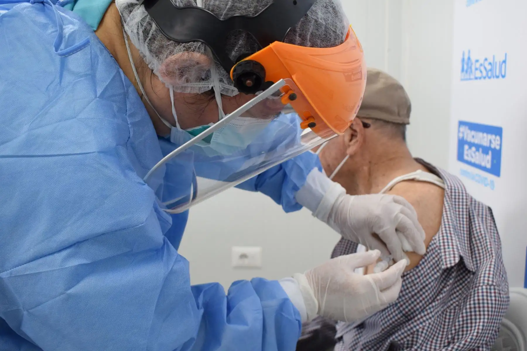 La presidenta ejecutiva de Essalud Fiorella Molinelli superviso  la marcha blanca de la jornada de vacunación de la primera dosis contra la covid-19, a nuestros adultos mayores de 85 años a más, en el  Auto Vacunatorio de la Explanada del Estadio Monumental. Foto. ANDINA/ Essalud