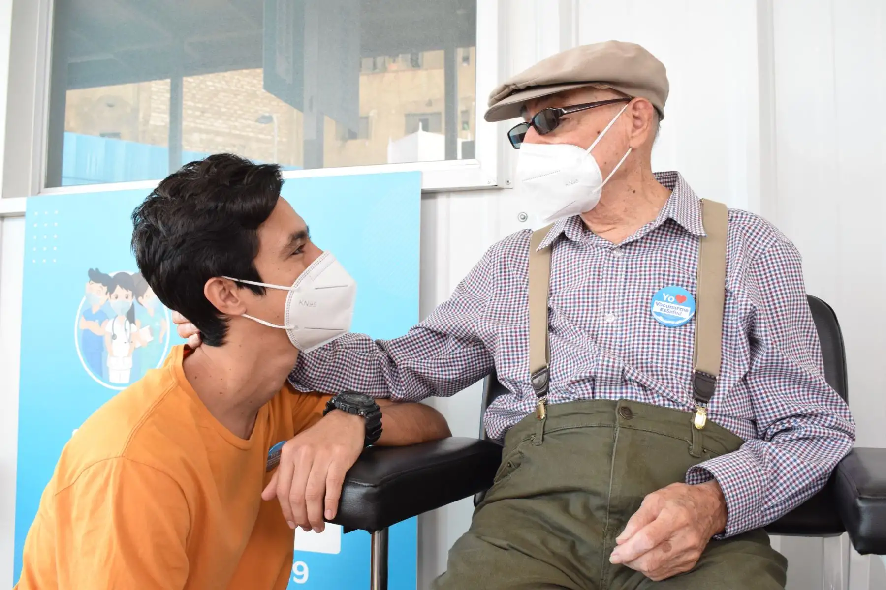 La presidenta ejecutiva de Essalud Fiorella Molinelli superviso  la marcha blanca de la jornada de vacunación de la primera dosis contra la covid-19, a nuestros adultos mayores de 85 años a más, en el  Auto Vacunatorio de la Explanada del Estadio Monumental. Foto. ANDINA/ Essalud